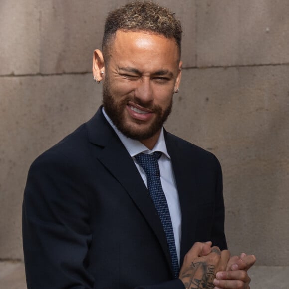 Neymar afirmou que assinava os documentos que seu pai pedia