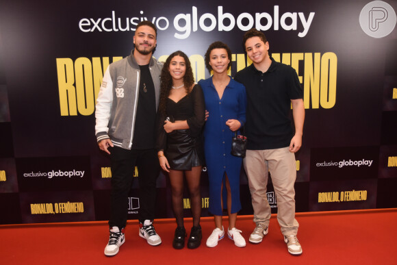 Filhos de Ronaldo, Ronald, Maria Sofia, Alexander e Maria Alice no lançamento de documentário sobre a trajetória do pai