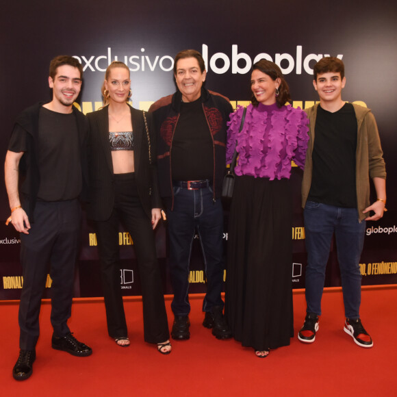 Fausto Silva e a família prestigiaram lançamento de documentário sobre a trajetória de Ronaldo