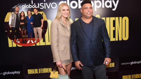 Ex-jogador de futebol Ronaldo reúne filhos e famosos em lançamento de documentário sobre sua trajetória