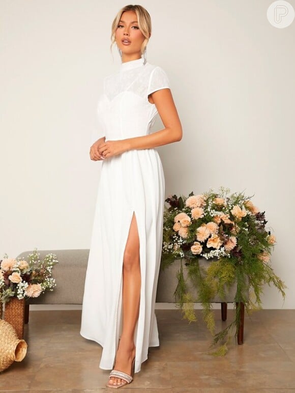 Vestido de noiva simples na Shein: com gola alta e fenda, esse look é mais minimalista