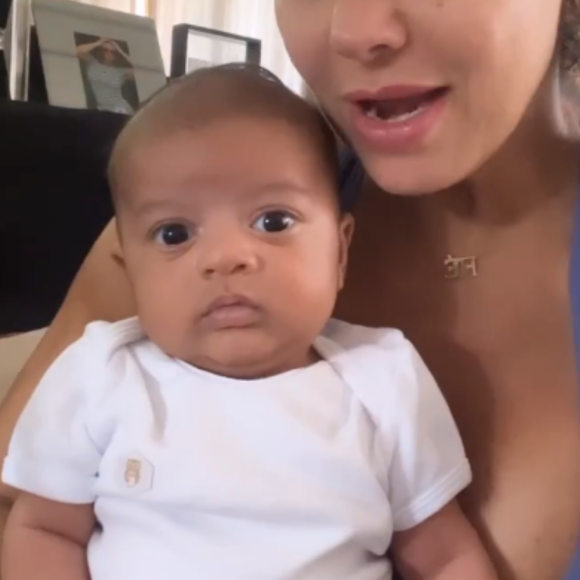 'Olha, gente, como eu tô durinho', brincou Viviane Araujo ao exibir o filho, Joaquim
