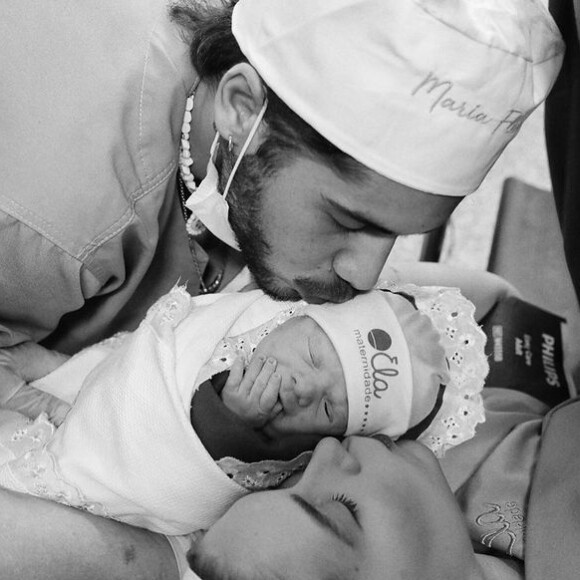 A mulher de Leonardo também divulgou um novo registro do casal com a filha caçula