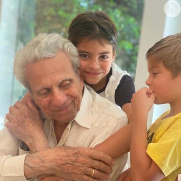 Pai de Shakira posa com os netos, Milan e Sasha, em fotos publicadas pela cantora