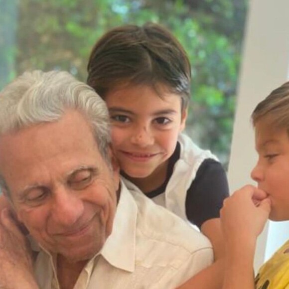 Pai de Shakira posa com os netos, Milan e Sasha, em fotos publicadas pela cantora