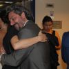 Drica Moraes e Alexandre Nero , ambos indicados, se abraçam