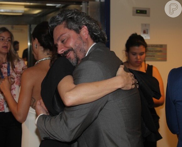 Drica Moraes e Alexandre Nero , ambos indicados, se abraçam