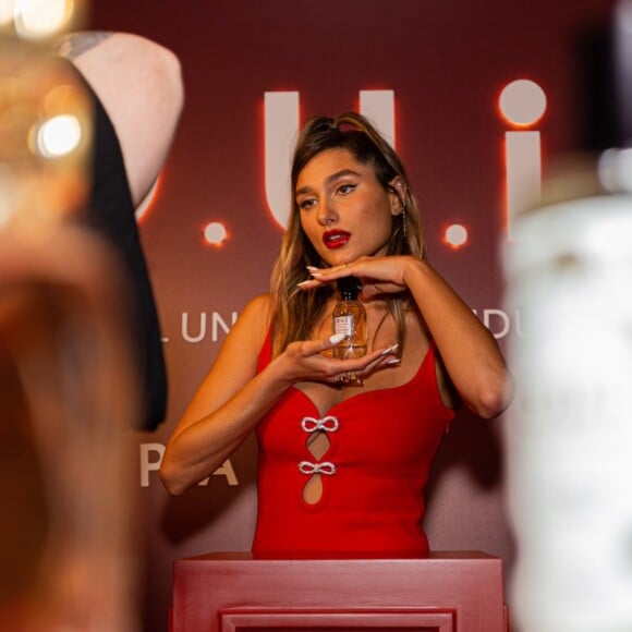 Look de Sasha Meneghel tem vestido curto e vermelho como destaque