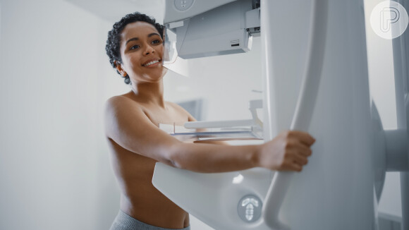 Além do autoexame das mamas, a mamografia é outro exame preventivo essencial no check-up ginecológico