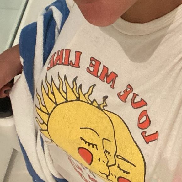 Nas redes sociais, Giulia Costa exibiu os bastidores da ida à praia