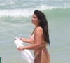 Giulia Costa curtiu praia com biquíni estampado