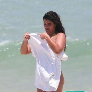 Antes de exibir o biquíni, Giulia Costa chegou com uma camiseta fofa na praia