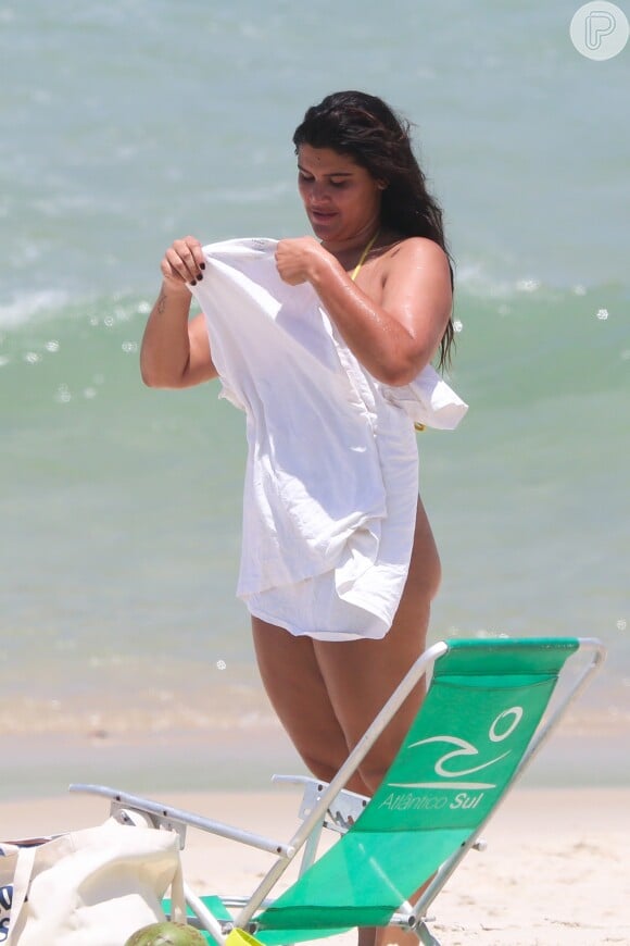 Antes de exibir o biquíni, Giulia Costa chegou com uma camiseta fofa na praia