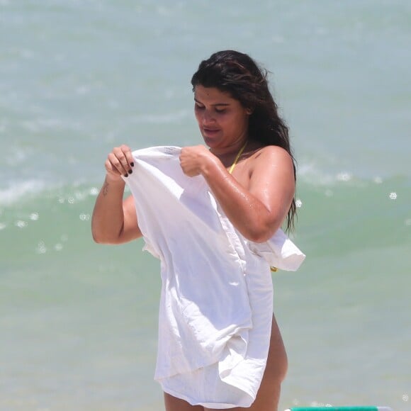 Antes de exibir o biquíni, Giulia Costa chegou com uma camiseta fofa na praia