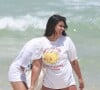 Giulia Costa foi flagrada por um paparazzo enquanto curtia a Praia da Barra da Tijuca, na Zona Oeste da capital carioca