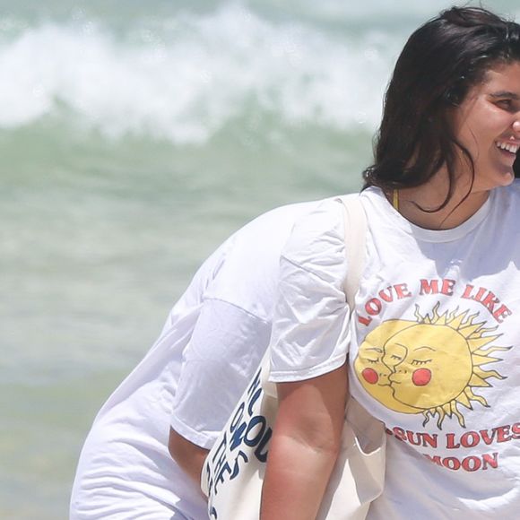 Giulia Costa foi flagrada por um paparazzo enquanto curtia a Praia da Barra da Tijuca, na Zona Oeste da capital carioca