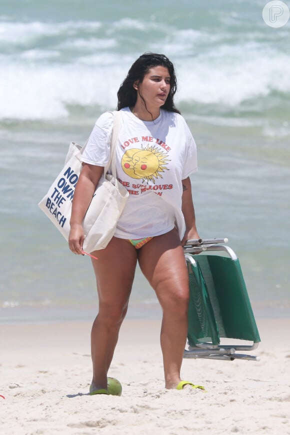 Filha de Flávia Alessandra, a atriz Giulia Costa foi à praia com uma amiga