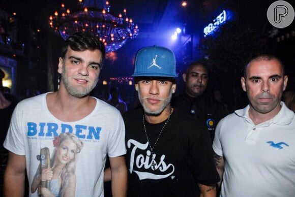 Neymar esteve em Jurerê Internacional na companhia de amigos e curtiu festa vip em um pub