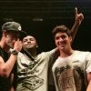 Neymar curtiu show de Thiaguinho em Camboriú, na companhia de Gabriel Medina, e soltou a voz em cima do palco
