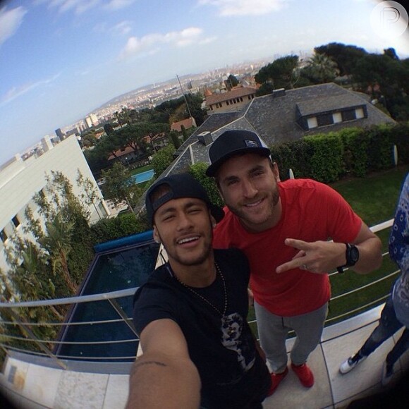 Neymar recebeu vários amigos em sua casa durante passagem pelo Brasil