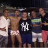Durante as festas promovidas em sua casa, Neymar posou de sunga na companhia dos amigos