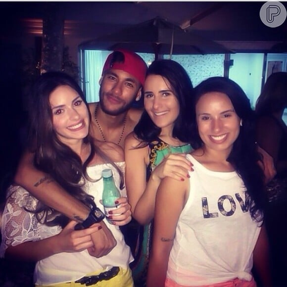Além das badaladas festas, Neymar também promoveu eventos na sua casa, em Santos. Na ocasião, a estudante de medicina Camila Karam, suposto affair do jogador, estava presente