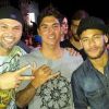 Neymar posa para fotos com amigos na festa M.I.S.S.A, em Santos