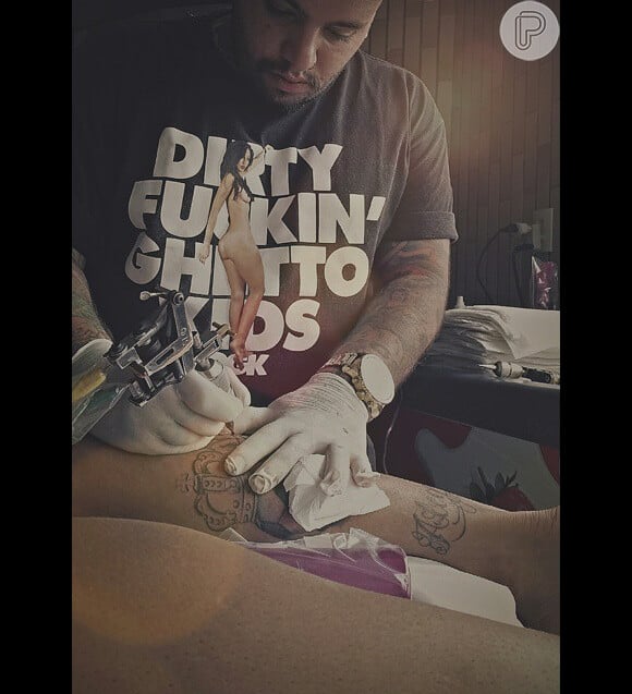 Fã de tatuagens, Neymar aproveitou a estadia em Santos para fazer duas novas. Na panturrilha direita o craque tatuou uma bola de futebom com uma coroa e um símbolo Hippie no dedo indicador