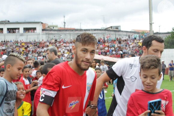 Neymar organizou um futebol beneficente em São Paulo e contou com a presença de algumas celebridades