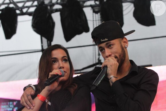 Durante a inauguração do 'Instituto Projeto Neymar Jr.', na Praia Grande, o atelta cantou ao lado da amiga Anitta