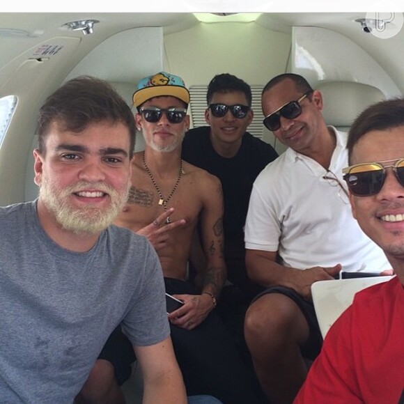 Neymar também participou do futebol beneficente organizado por Alexandre e Fernando Pires em Uberlândia, em Minas Gerais, e viajou na companhia do pai e dos amigos
