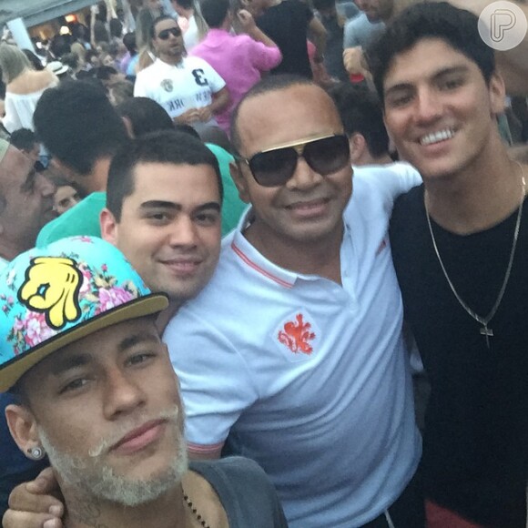 Neymar aproveitou os dias de sol na companhia do pai, Neymar Santos, e dos amigos durante a passagem por Balneário Camboriú