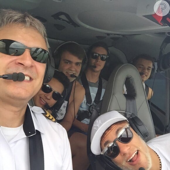 Neymar não parou em Balneário Camboriú. Com o grupo de amigos, o craque ainda fez um passeio de helicóptero