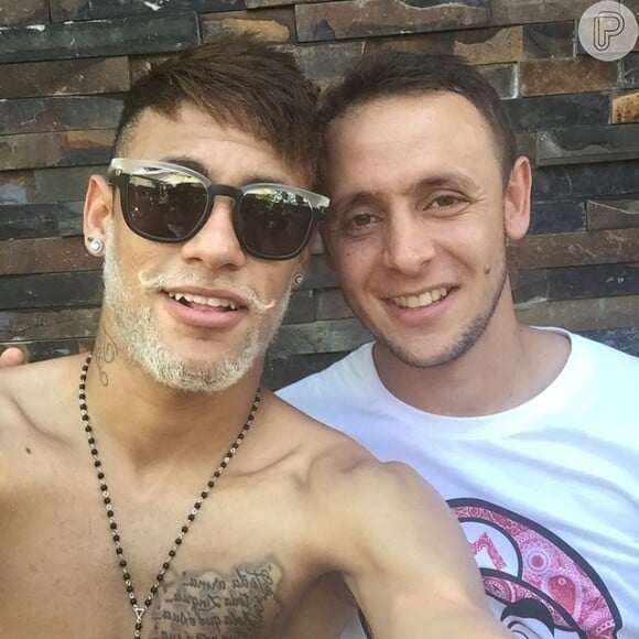 Neymar aproveitou os dias de sol na companhia de amigos durante a passagem por Balneário Camboriú e exibiu a sua barba loira que adotou na véspera de Natal, no dia 24 de dezembro de 2014