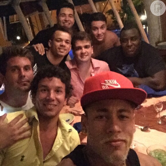 Neymar viajou para Trancoso, na Bahia, onde se programou para passar a virada do ano com os amigos