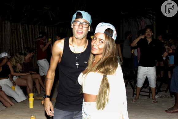 Neymar curtiu festa em Trancoso na noite de segunda-feira (29) ao lado da irmã, Rafaella, e de amigas