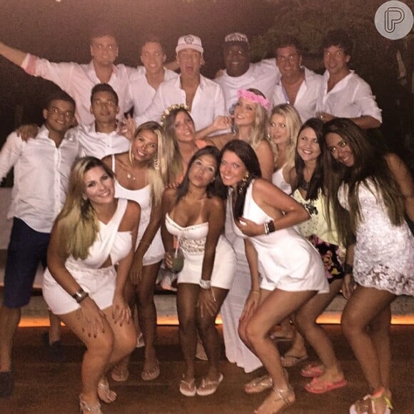Neymar passou o Réveillon em Trancoso, na Bahia, com a irmã, Rafaella e um grupo de amigos