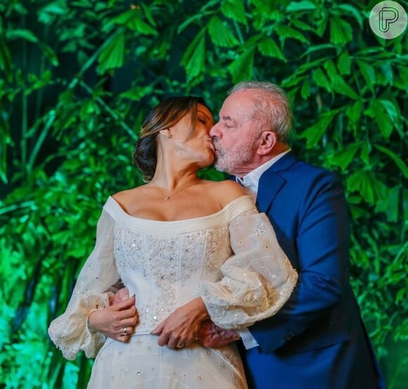 Casamento de Janja Silva e Lula teve um vestido de noiva com decote ombro a ombro e rico em detalhes