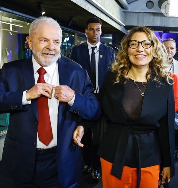Cores neutras se misturam com tons vibrantes com facilidade nos looks de Janja Silva, mulher de Lula