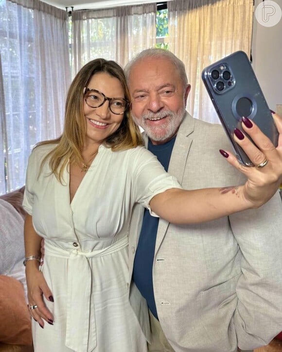 Janja Silva, nova primeira-dama e mulher de Lula, é fã de roupas com design simples, como esse vestido branco e acinturado