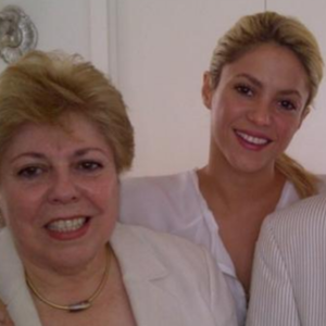 Mãe de Shakira conversou com jornalistas na porta do hospital onde o marido e pai da cantora está internado
