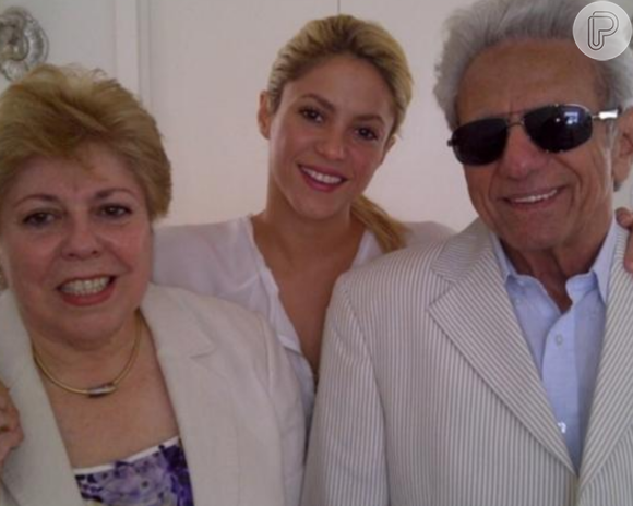 Mãe de Shakira conversou com jornalistas na porta do hospital onde o marido e pai da cantora está internado