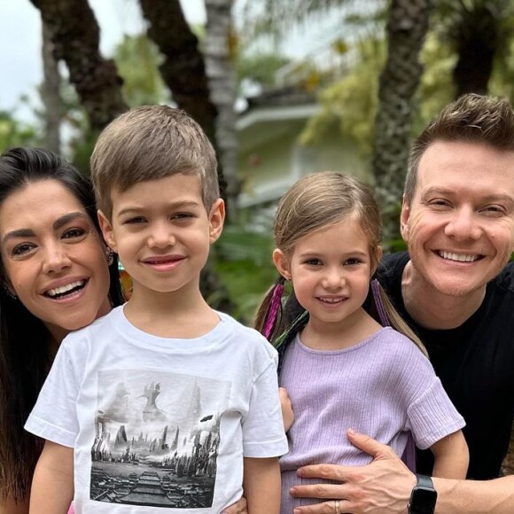 Filhos de Thais Fersoza e Michel Teló se fantasiaram para a festa de Dia das Bruxas na escola