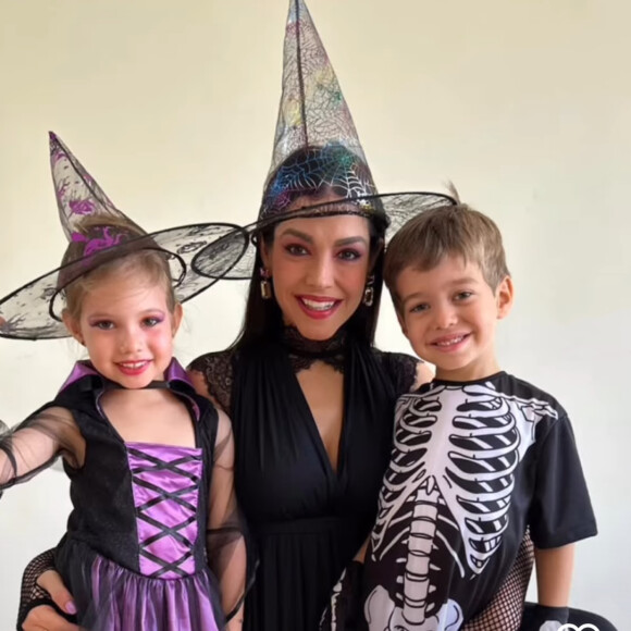 Thais Fersoza mostrou os filhos fantasiados para Halloween na escola