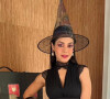 Thais Fersoza apareceu fantasiada de bruxa, com vestido preto e chapéu