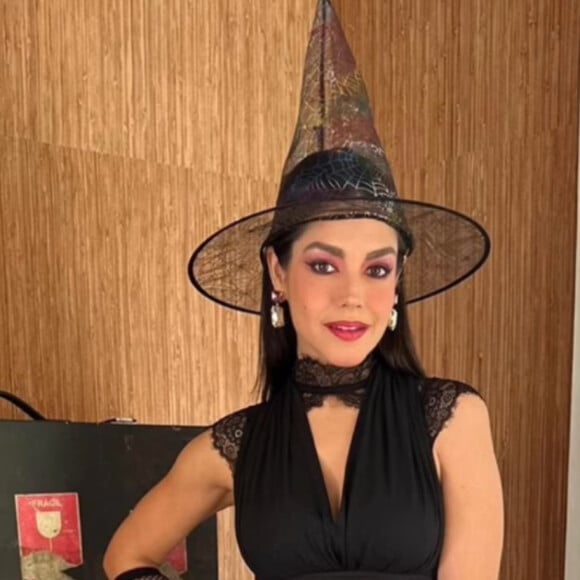 Thais Fersoza apareceu fantasiada de bruxa, com vestido preto e chapéu