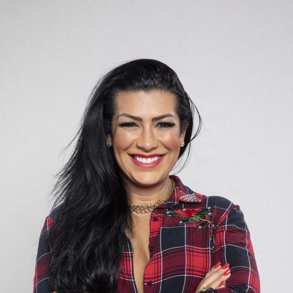 Mãe de Deolane Bezerra, Solange lembrou que Mulher Moranguinho fez um bolo de aniversário para a filha