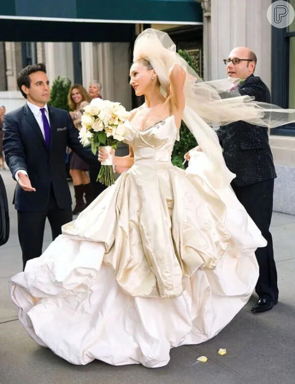 Vestido de noiva de Carrie Bradshaw deu o que falar em 2008 e até causou treta de Sarah Jessica Parker com diretor