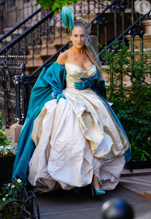 Sarah Jessica Parker ressurgiu pelas ruas de NY 15 anos depois com vestido usado por Carrie Bradshaw