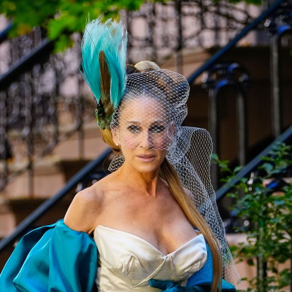 Sarah Jessica Parker ressurgiu pelas ruas de NY 15 anos depois com vestido usado por Carrie Bradshaw